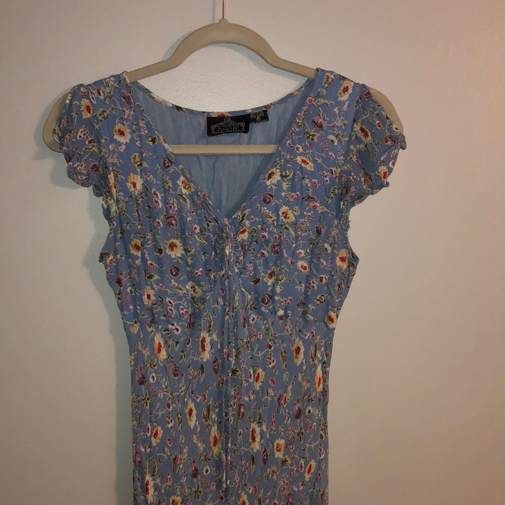 Fitted casual flower dress, flares at the bottoms